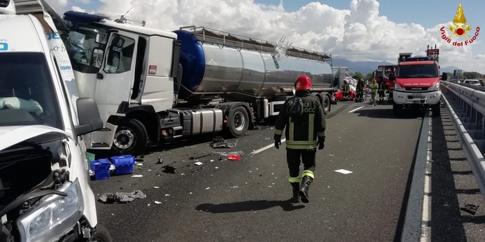 Tir urta furgoni, un morto e otto feriti