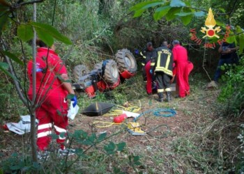 Trattore si rovescia, morto 54enne