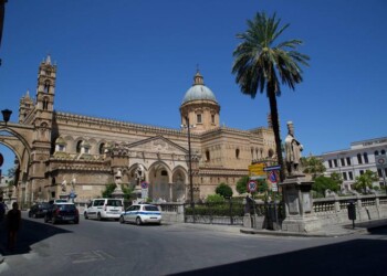Uomo con pistola in cattedrale a Palermo