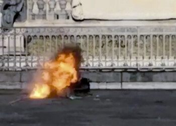 Valigia sospetta dinanzi Comune Napoli