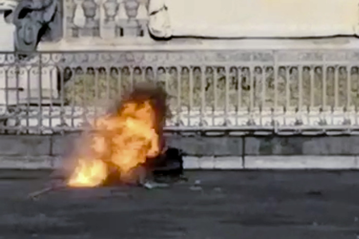 Valigia sospetta dinanzi Comune Napoli