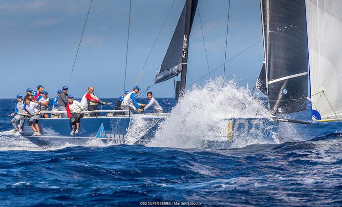 Vela: 52 Series, Azzurra stacca Platoon