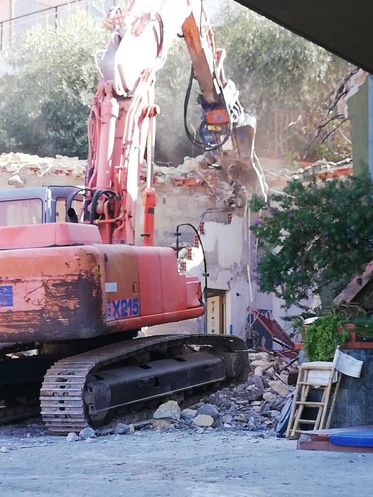Abusivismo: demolito fabbricato a Cefalù
