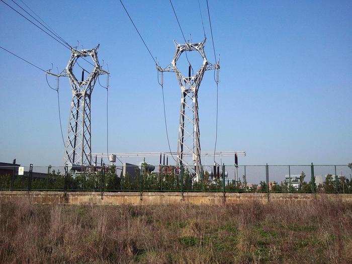 Addetti ‘lineman’ si sfidano a salire su tralicci, rodeo Usa