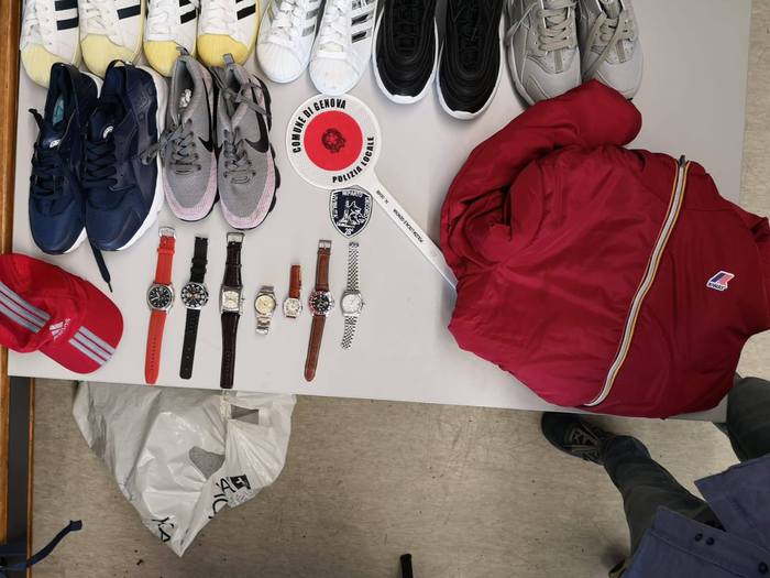 Agenti Municipale accerchiati da abusivi