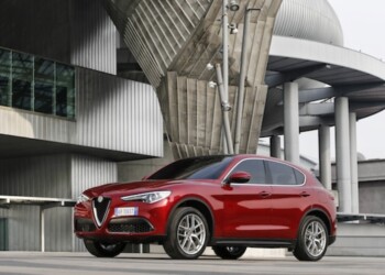 Alfa Romeo: guidare con “le mani sulla strada”