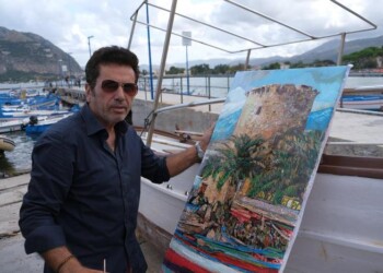 Arte: Salvatore, pittore di strada, espone quadri tra le barche