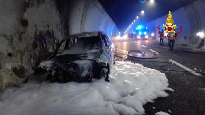 Auto in fiamme in galleria A12