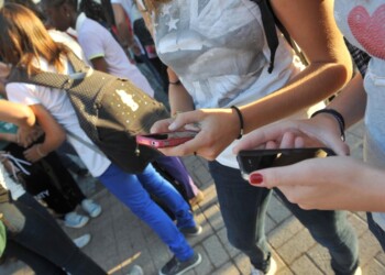 Bando a cellulari in una scuola a Faenza