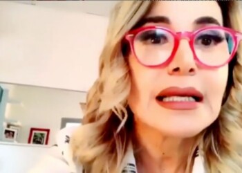 Barbara D’Urso perseguitata da un hater. La denuncia alla polizia e la scoperta dell’identità: è un giornalista