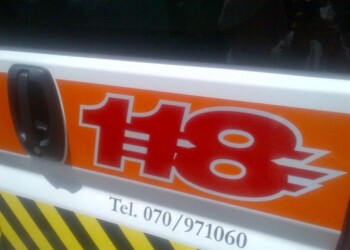 Camion si ribalta, autista ferito