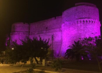 Castello Aragonese ‘rosa’ contro cancro