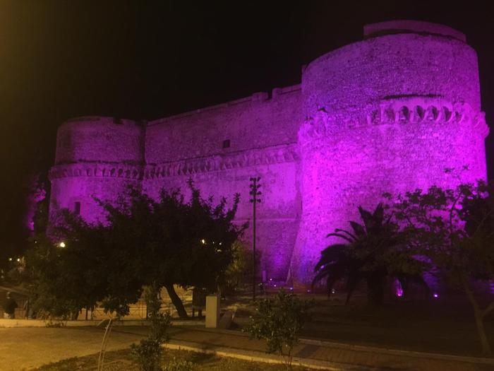 Castello Aragonese ‘rosa’ contro cancro