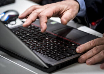 Commenti sessisti, la strana punizione per l’hater