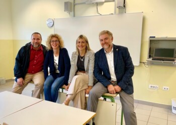 Consiglieri M5s regalano tre Lim a liceo