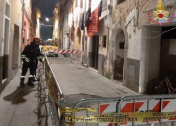 Crolla tetto palazzina, evacuate 5 case