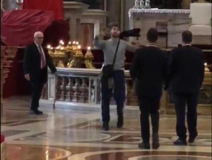 Dà in escandescenze, fermato a S.Pietro