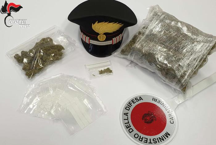 Droga: giovane arrestato a Dro con mezzo kg di marijuana