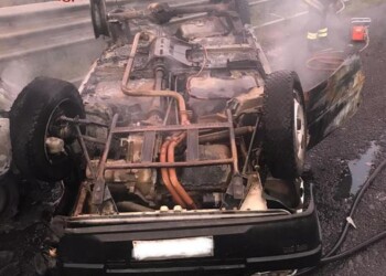 Due auto in fiamme dopo scontro su E45