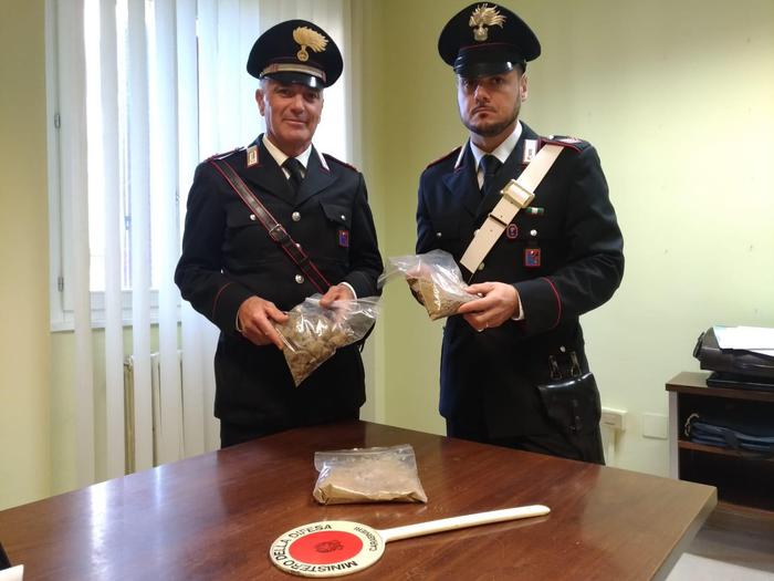 Eroina abbandonata vicino parco giochi