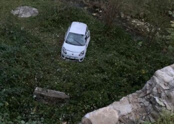 Fa retromarcia e cade da ponte con auto
