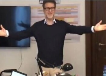 “Grazie ragazzi, prima ero solo”. Ironia Fazio col discorso alla redazione vuota 