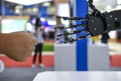 Ict: Robot e Ia, per 89% italiani non potranno mai sostituire uomo 