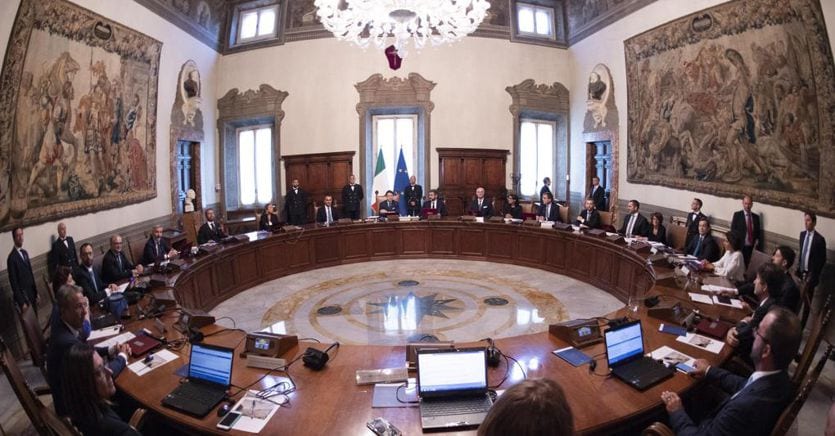 Il governo compie un mese. Conte avverte Renzi: «Così non andiamo avanti»