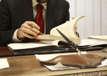 In Italia un Ceo guadagna in media 10 volte un operaio  