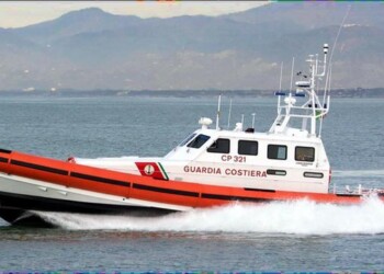 In mare per barca affondata, salvati