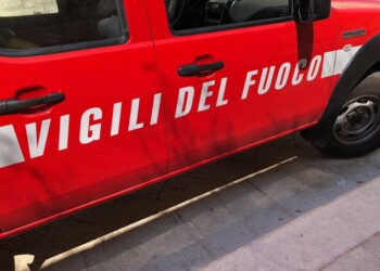 Incidenti stradali: auto contro palo luce, due feriti