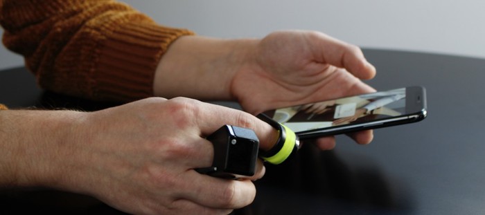 L’anello che riproduce il senso del tatto, una carezza da lontano