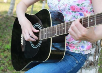 Le nanocorde di chitarra che suonano da sole