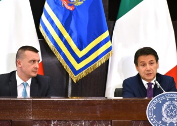 L’incredibile commedia di Conte e Casalino, vittime del loro stesso spin