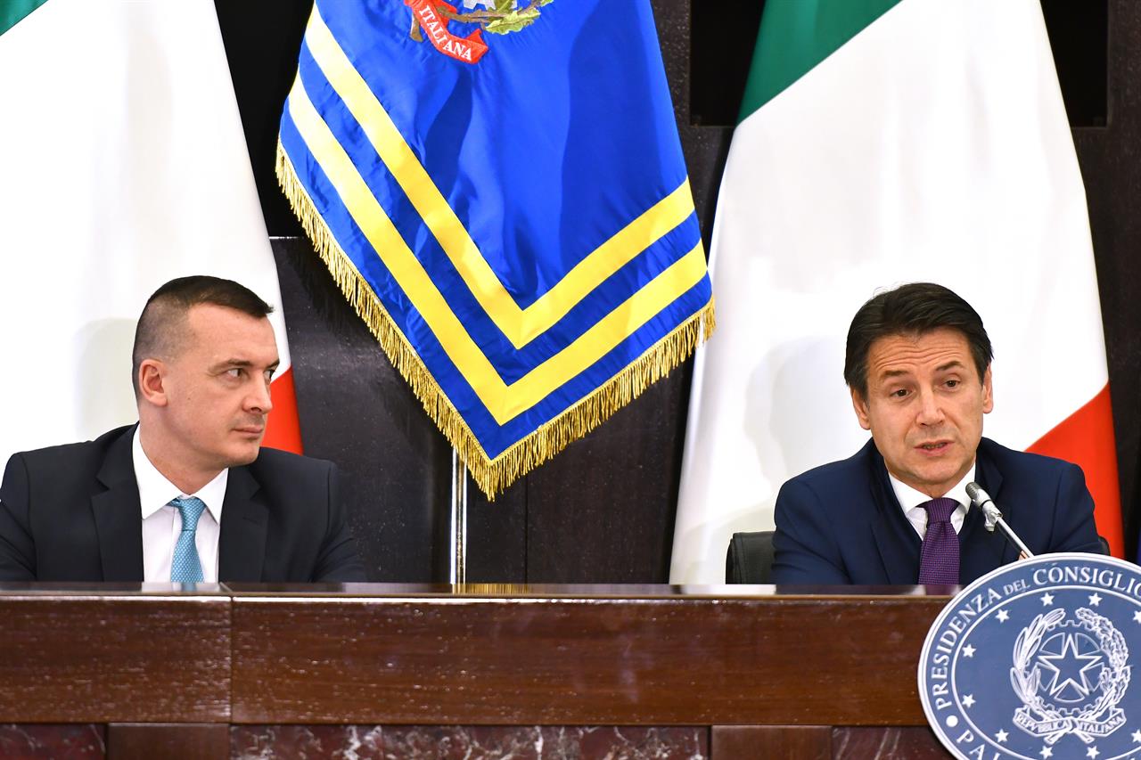 L’incredibile commedia di Conte e Casalino, vittime del loro stesso spin