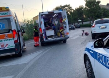 Madre e figlio investiti, lei fa scudo