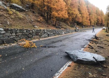 Maltempo, masso su strada Valsavarenche