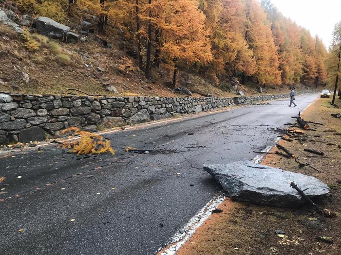 Maltempo, masso su strada Valsavarenche