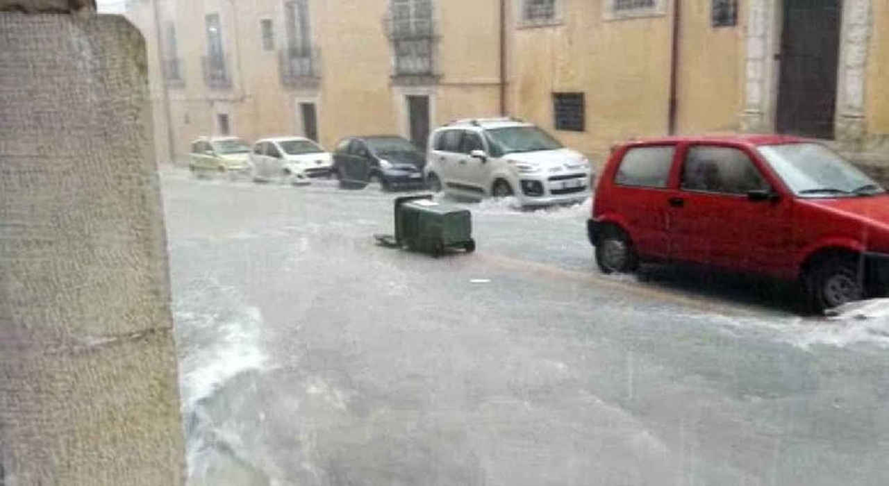 METEO SICILIA, nuovi violenti nubifragi. A Modica strade come fiumi, VIDEO