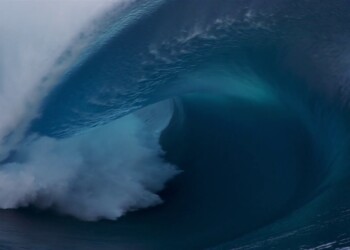 ONDA GIGANTESCA travolge all’improvviso i surfisti, il video impressionante