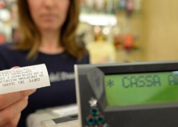 Premi senza tasse e multe fino a 2.000 euro per il commerciante che non accetta il codice fiscale del cliente