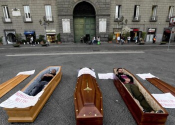 Protesta seppellitori con finti morti