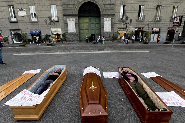 Protesta seppellitori con finti morti