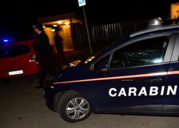 Reagisce a rapina, gli sparano alla testa