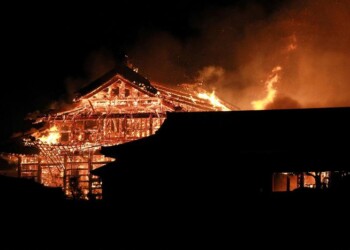 Rogo distrugge il castello di Okinawa