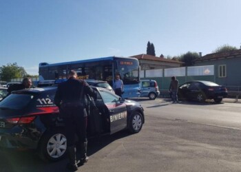 Scontro fra bus e due auto, un ferito