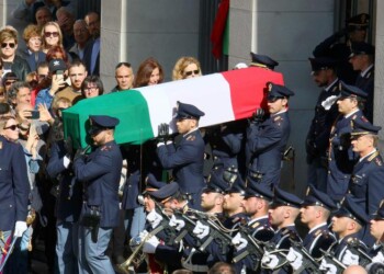 Sparatoria Questura: da bimba una rosa