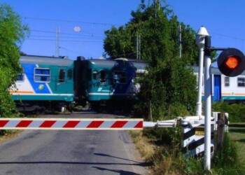 Supera passaggio a livello, travolto