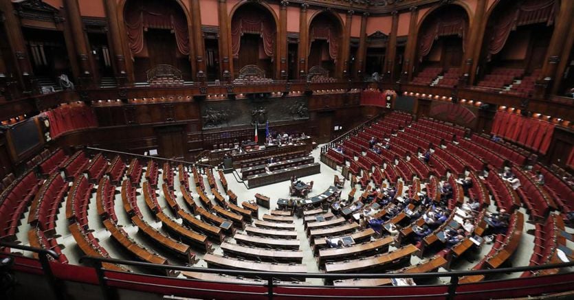 Taglio dei parlamentari è legge: sì definitivo della Camera. Gli eletti passeranno da 945 a 600