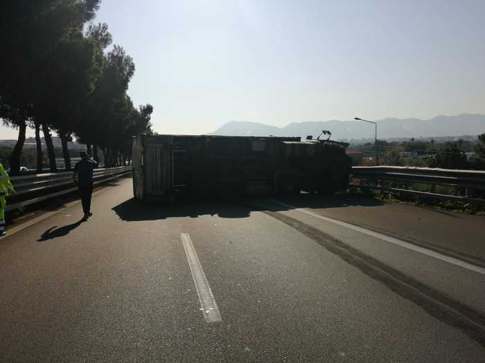 Tir si ribalta, tilt traffico a Palermo